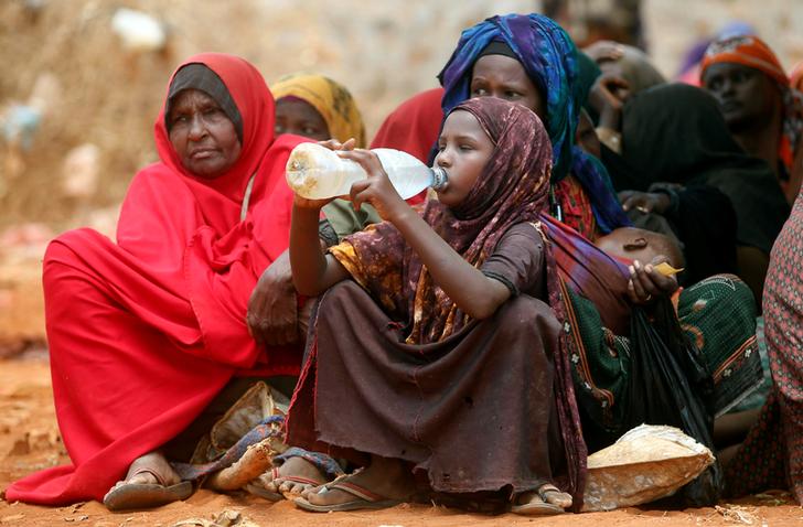 Donne somale sfollate in attesa di cibo in un centro di distribuzione aiuti. REUTERS/Feisal Omar