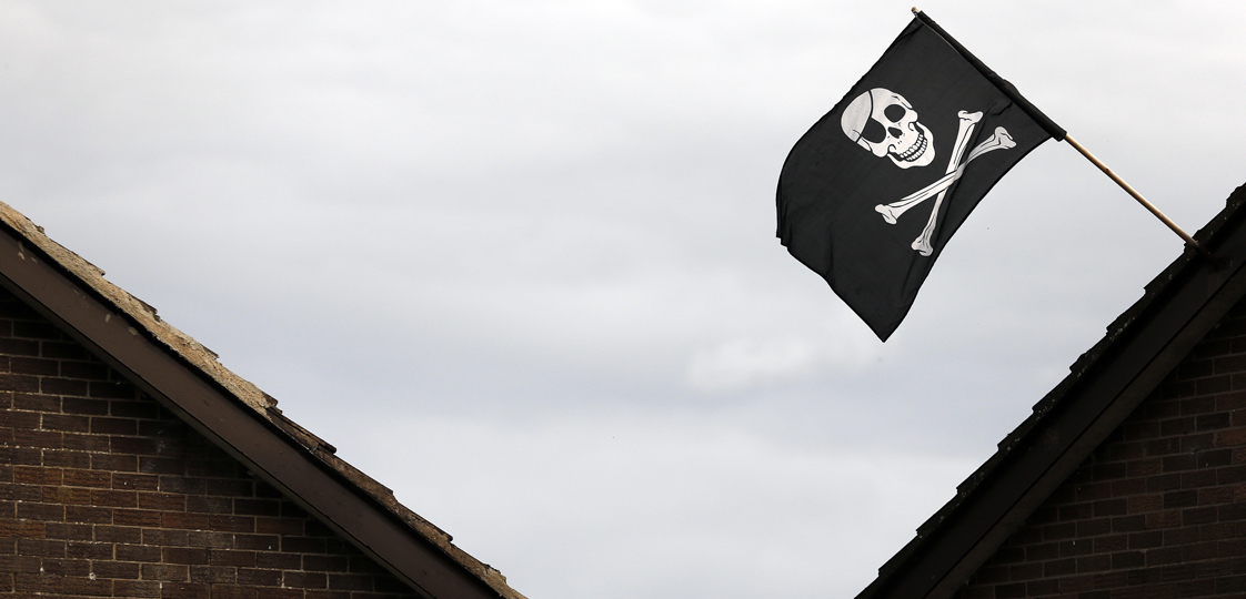 The Jolly Roger flies from a house in the Loyalist Ballymacash estate on the outskirts of the city of Lisburn August 18, 2014. The flag is flown as a warning to non-residents that they are entering a Loyalist Paramilitary controlled area. REUTERS/Cathal McNaughton
