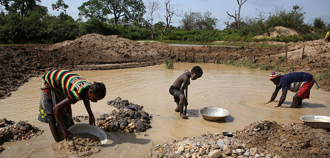 Prospectors pan for gold and diamonds near the town of Gaga April 6, 2014. REUTERS/Goran Tomasevic