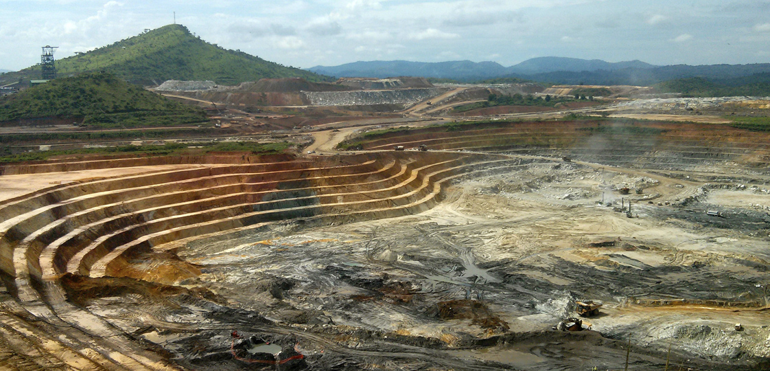The KCD open pit gold mine at the Kibali mining site in northeast Democratic Republic of Congo, May 1, 2014. The $2.5 billion gold mine, a joint venture between Randgold, AngloGold Ashanti and Congo's state gold miner Sokimo, poured its first gold in September 2013 and has the potential to become one of the biggest in the world, transforming the economy of this forgotten corner of one of the world's poorest and most conflict ridden countries. Picture taken May 1, 2014. REUTERS/Pete Jones 