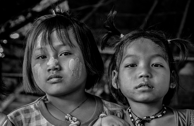 Due bambine nel villaggio di K'Nelly. Photo credits Fabio Polese