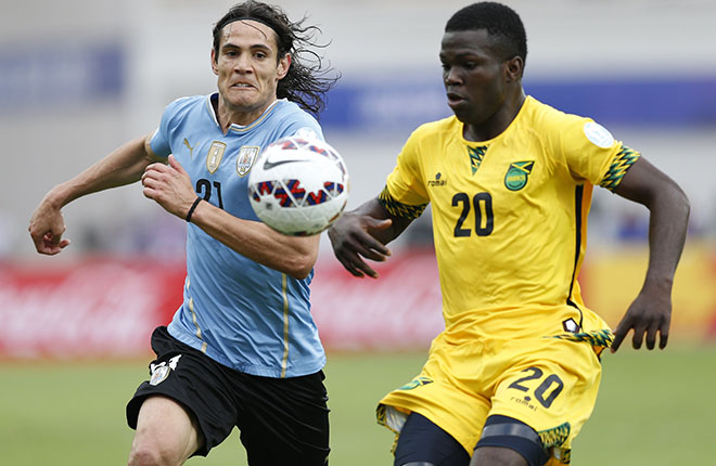 Antofagasta, ChileUruguay's Edinson Cavani (L) and Jamaica's Kemar Lawrence chase down the ball during their first round Copa America 2015 soccer match at Estadio Regional Calvo y Bascunan in Antofagasta, Chile, June 13, 2015. REUTERS/Andres Stapff