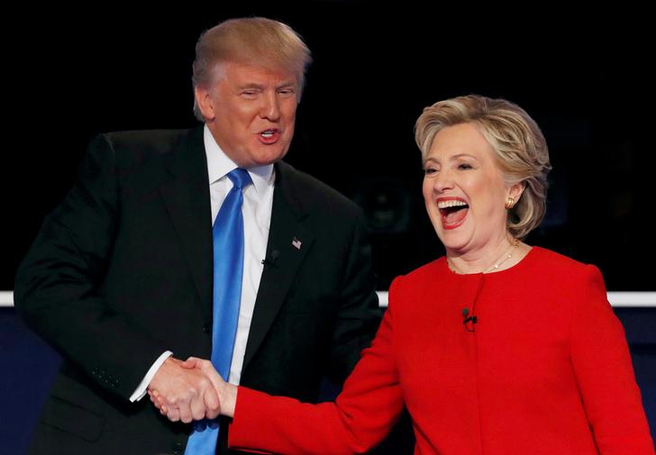 Donald Trump stringe la mano a Hillary Clinton al termine del loro primo dibattito presidenziale alla Hofstra University di Hempstead, New York, Stati Uniti, 26 settembre 2016. REUTERS / Mike Segar
