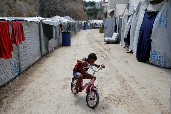 Un bambino in bicicletta nel campo profughi di Souda, sull'isola di Chios, Grecia. Settembre 2016, REUTERS/Alkis Konstantinidis