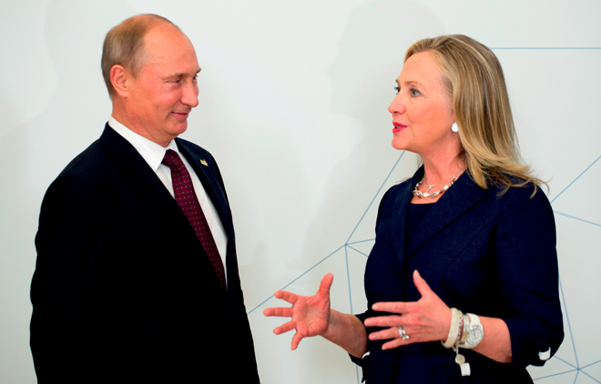 Vladimir Putin e Hillary Clinton durante un summit a Vladivostok. REUTERS/JIM WATSON/POOL/FILE PHOTO/CONTRASTO