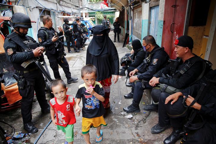 I membri di una squadra SWAT di polizia prendono parte a un raid anti-droga nel quartiere musulmano di Manila, Filippine, il 7 ottobre 2016. REUTERS / Damir Sagolj