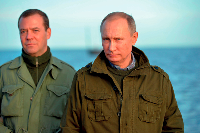 Il Presidente russo Vladimir Putin insieme al Primo ministro Dmitry Medvedev nei pressi del Lago Ilmen. SPUTNIK/KREMLIN/ALEXEI DRUZHININ/VIA REUTERS/CONTRASTO