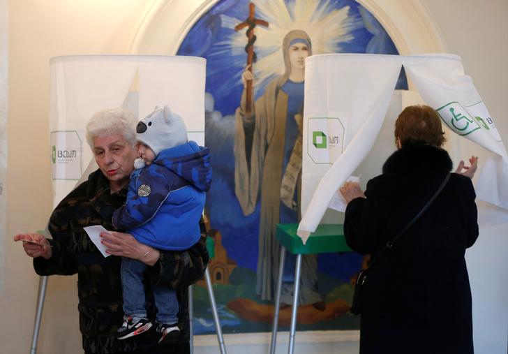 Persone che votano al ballottaggio del 30 ottobre, a Tbilisi, in Georgia, REUTERS/David Mdzinarishvili