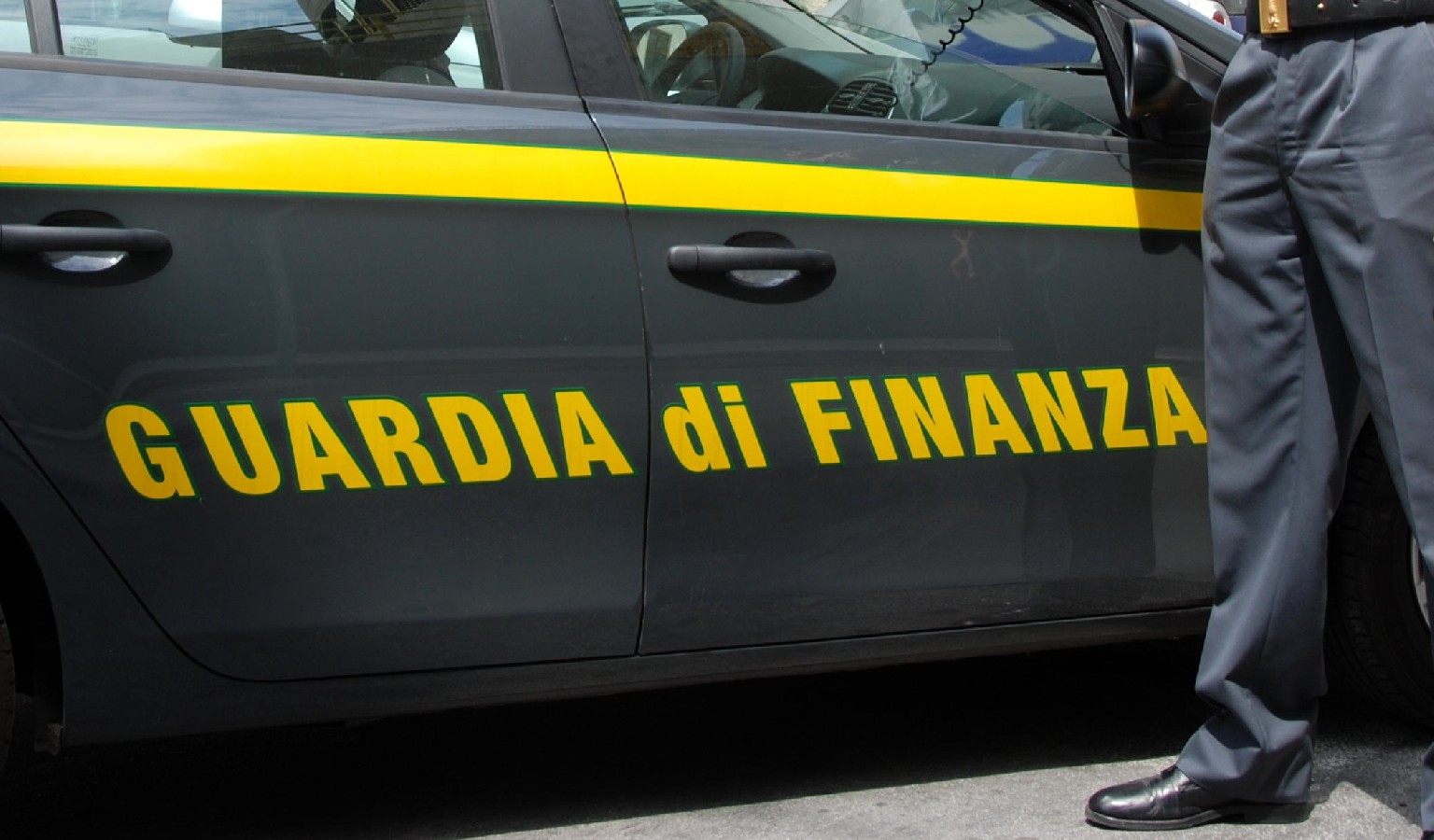Primo piano di un'auto della Guardia di Finanza. Foto dal sito www.sienanews.it