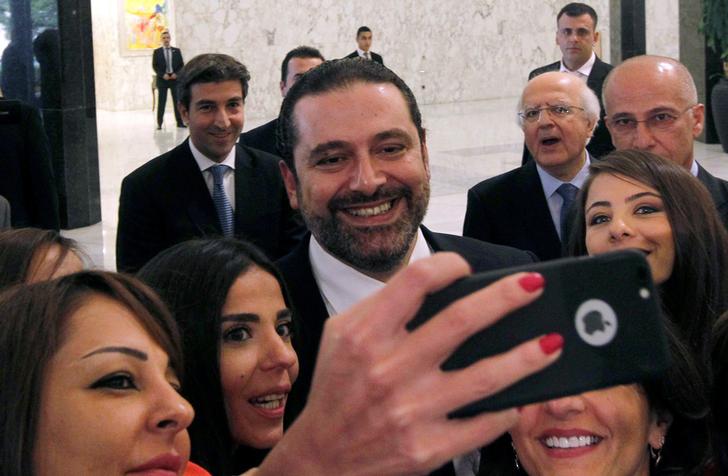 Il Primo Ministro libanese designato Saad al-Hariri fa un selfie con i giornalisti al palazzo presidenziale di Baabda, nei pressi di Beirut, Libano. 3 novembre 2016. REUTERS / Mohamed Azakir