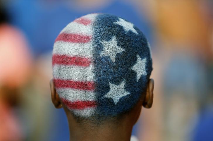 I capelli di un giovane americano dipinti a stelle e strisce. REUTERS/Jim Young ( 