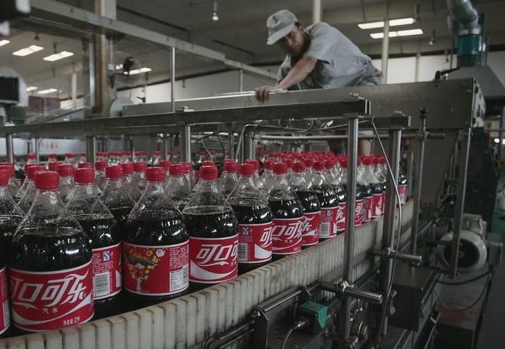 Un operaio nella fabbrica Coca-Cola a Nanchino nella provincia di Jiangsu in Cina. REUTERS/Sean Yong