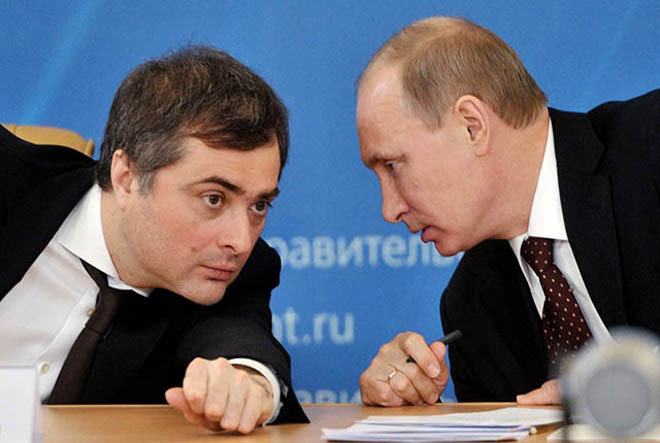 Vladislav Surkov parla con Vladimir Putin.