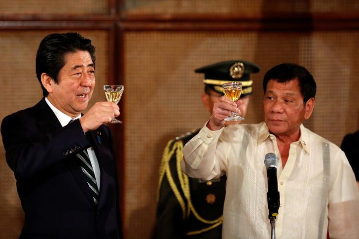 Rodrigo Duterte e Shinzo Abe, Manila.  REUTERS/Francis Malasig/Pool