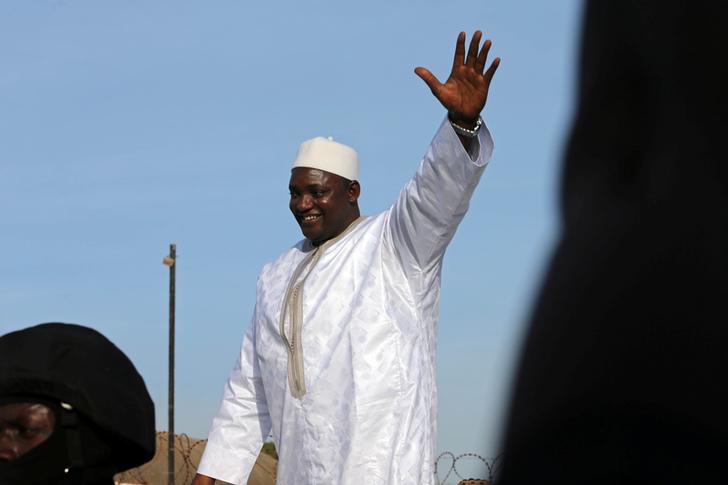 Il nuovo Presidente del Gambia Adama Barrow, che ha inaugurato l'ambasciata del Gambia in Senegal, saluta i suoi sostenitori dopo il suo arrivo da Dakar, a Banjul, Gambia 26 gennaio 2017. REUTERS / Afolabi Sotunde