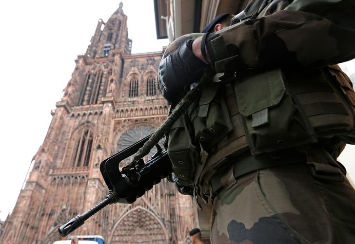 Un soldato francese fa la guardia nei pressi della cattedrale di Strasburgo, Francia, 21 novembre 2016. REUTERS / Vincent Kessler