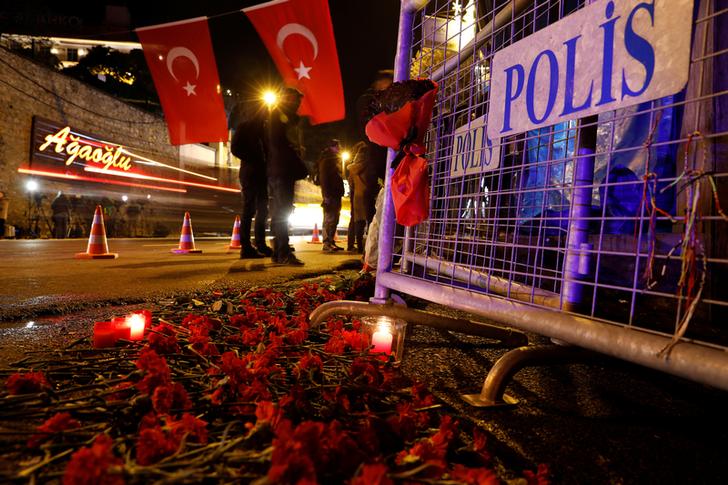 Fiori vicino all'entrata del locale Reina dove è avvenuto attentato. Istanbul, 1 gennaio 2017 REUTERS/Umit Bektas