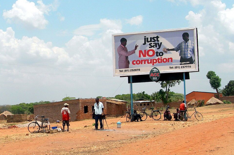 Un poster di una campagna di comunicazione contro la corruzione in Africa. Credit Photo: Heather Thorkelson