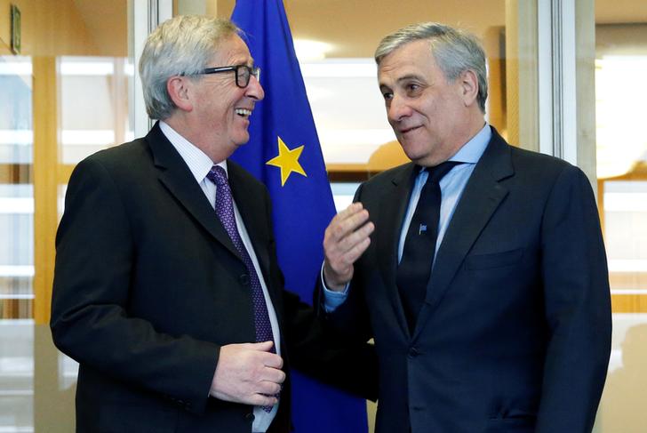 Il presidente della Commissione europea Jean-Claude Juncker e il presidente del Parlamento Ue Antonio Tajani presso la sede della Commissione europea a Bruxelles, Belgio il 31 gennaio 2017. REUTERS / Francois Lenoir