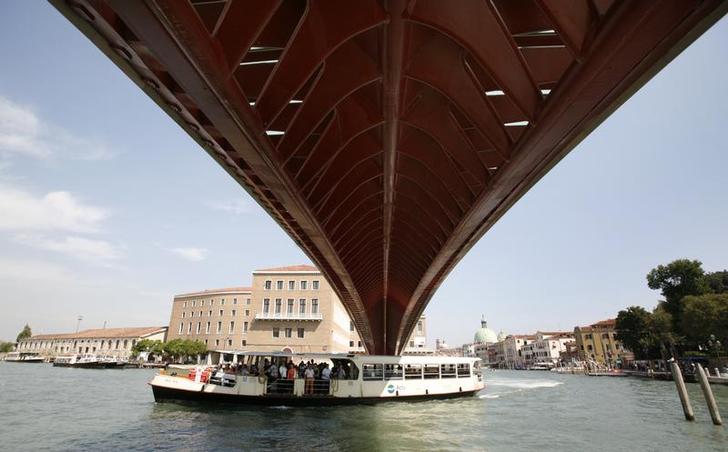 Il ponte di Calatrava a Venezia. REUTERS/Denis Balibouse