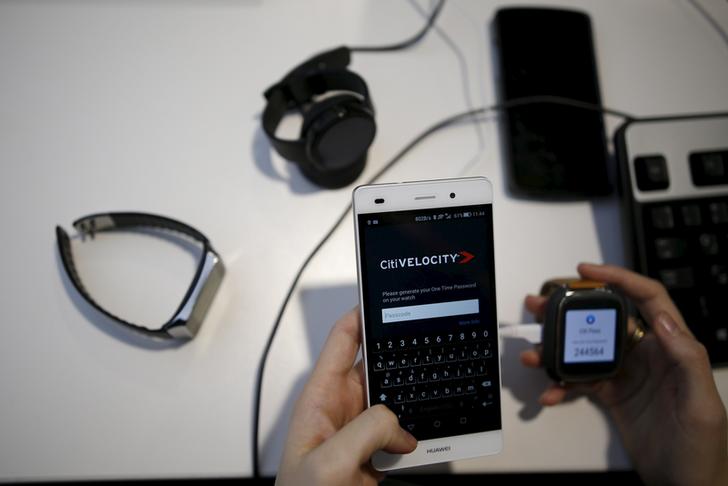 Strumenti di lavoro per lo smart worker. REUTERS/Amir Cohen