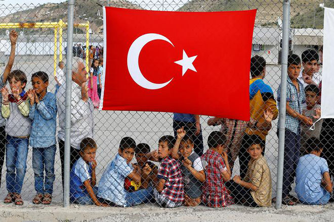 Refugees wait for the arrival of officals at Nizip refugee camp near Gaziantep, Turkey, April 23, 2016. REUTERS/Umit Bektas