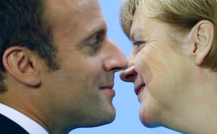 Il Presidente francese Emmanuel Macron e la Cancelliera tedesca Angela Merkel. REUTERS/Hannibal Hanschke
