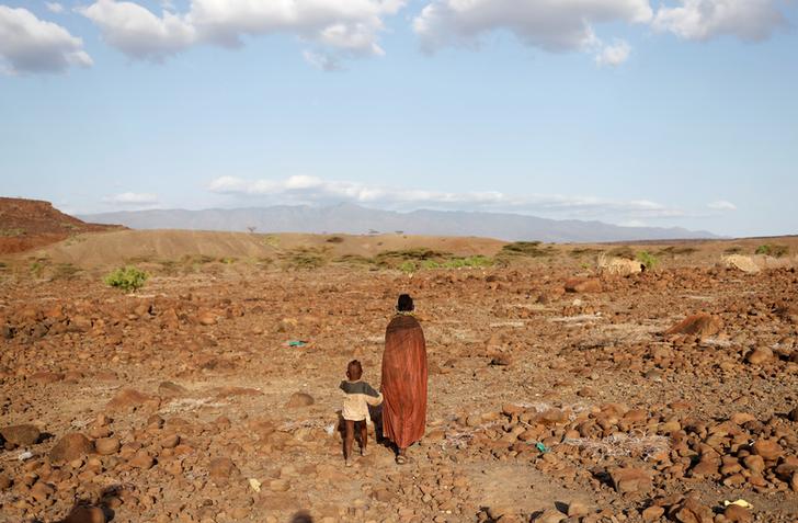 Una giovane donna della tribù dei Turkana cammina con il figlio nei pressi di un villaggio vicino Loiyangalani in Kenya. REUTERS/Goran Tomasevic