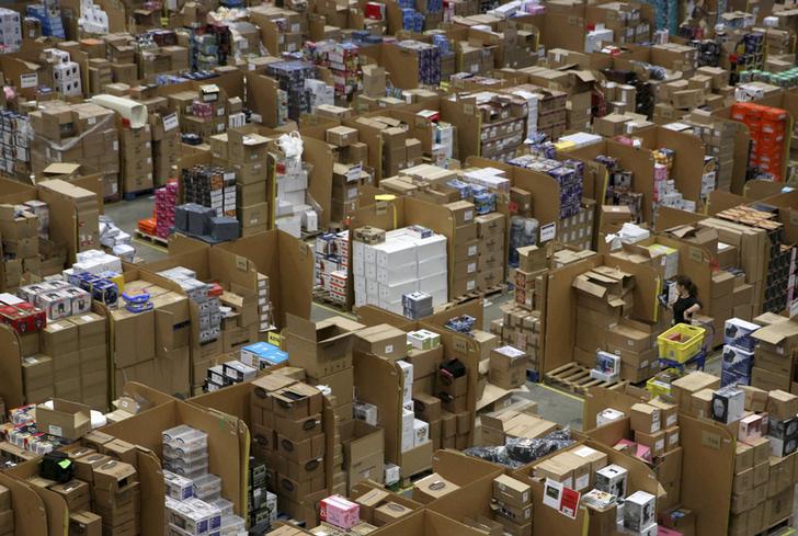 Il magazzino della sede Amazon di Hemel Hempstead, Gran Bretagna. REUTERS/Neil Hall