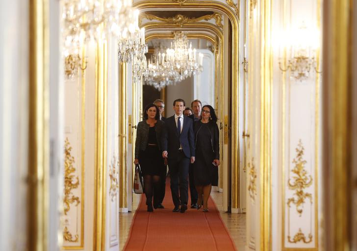 Il leader del Partito Popolare Sebastian Kurz arriva all'ufficio presidenziale dello storico palazzo Hofburg a Vienna, in Austria, il 17 ottobre 2017. REUTERS / Leonhard Foeger