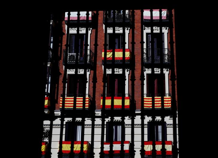 La bandiera spagnola e quella catalana sui balconi di un palazzo a Madrid. REUTERS/Javier Barbancho