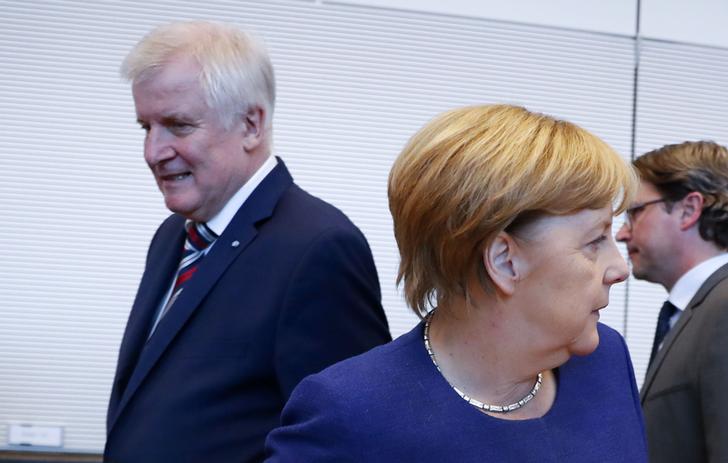La Cancelliera Angela Merkel e il leader della CSU Horst Seehofer. REUTERS/Fabrizio Bensch