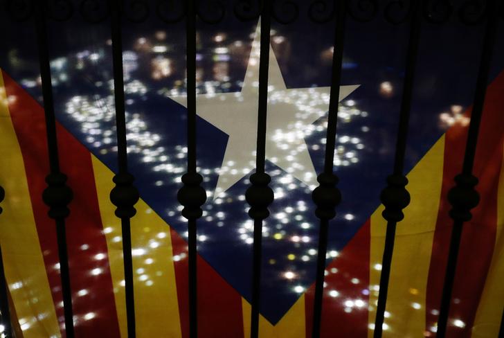 La bandiera catalana durante una manifestazione per la liberazione dei leader indipendentisti. REUTERS/Albert Gea