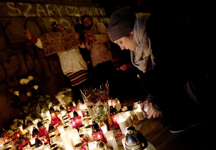 Le persone commemorano con le candele Piotr S., l'uomo che è morto dopo dato fuoco nel centro di Varsavia per protestare contro le politiche del partito Lega e Giustizia (PiS), a Varsavia, in Polonia, il 30 ottobre 2017. REUTERS / Kacper Pempel