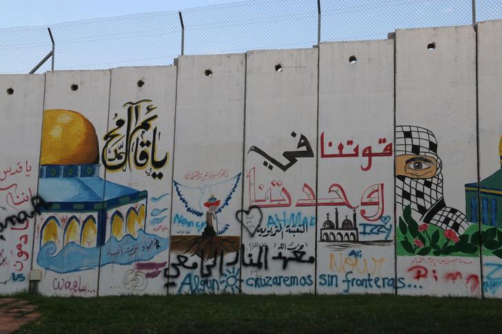 Un muro dipinto con graffiti nel villaggio Kfar Kila vicino al confine libanese-israeliano, nel Libano meridionale, il 7 novembre 2017. REUTERS / Karamallah Daher