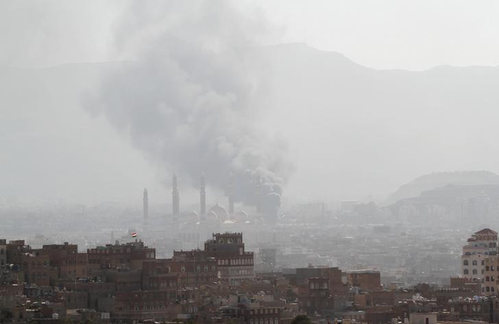 La città di Sana'a durante la battaglia tra i sostenitori di Ali Abdullah Saleh e i combattenti Houthi. Yemen, 2 dicembre 2017. REUTERS/Mohamed al-Sayaghi