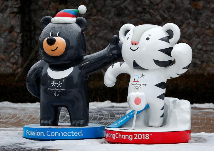 La mascotte dei giochi olimpici invernali 2018 Soohorang (destra) e la mascotte dei giochi paralimpici Bandabi (sinistra). PyeongChang, Corea del Sud. REUTERS / Fabrizio Bensch