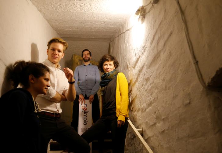 Edina Pottyondy, Miklos Hajnal, Andras Fekete-Gyor e Anna Orosz, esponenti di Momentum sui gradini del quartier generale del movimento in un seminterrato a Budapest. Febbraio 2017. REUTERS/Laszlo Balogh