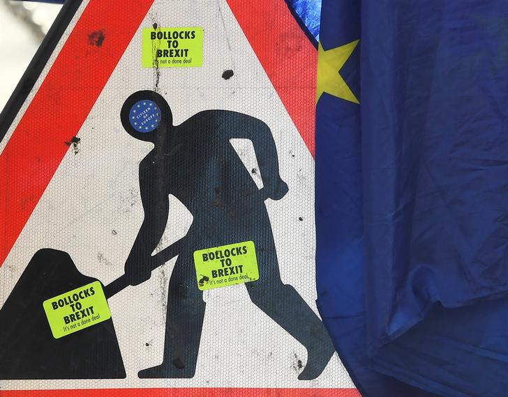 Adesivi anti Brexit su un cartello stradale a Londra. REUTERS/Toby Melville