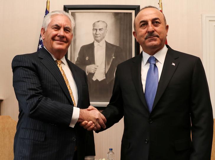 Il ministro degli affari esteri turco Mevlut Cavusoglu stringe la mano al segretario di stato americano Rex Tillerson ad Ankara, in Turchia