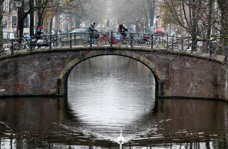 Ciclisti su un ponte a Amsterdam centrale, Paesi Bassi, il 1 ° dicembre 2017 REUTERS / Yves Herman