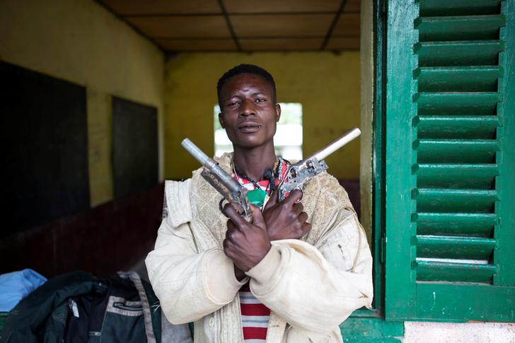Un membro della milizia armata anti-balaka posa mentre mostra le sue armi nella città di Bocaranga, Repubblica Centrafricana, il 28 aprile 2017. REUTERS / Baz Ratner