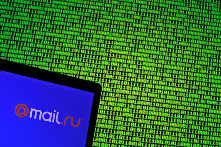 Il logo di mail.ru su un codice binario. REUTERS/Dado Ruvic/Illustration 