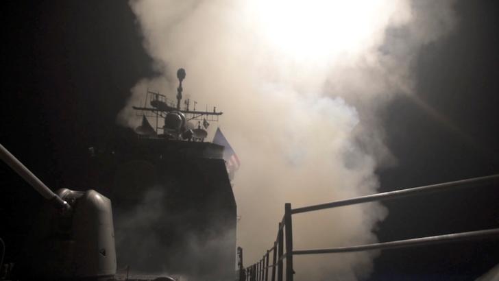 Fumo sale dall'incrociatore USS Monterey mentre lancia missili di attacco terrestre Tomahawk. Immagine dal video del Pentagono pubblicato il 14 aprile 2018. US Navy Lt. j. Matthew Daniels / Handout via REUTERS
