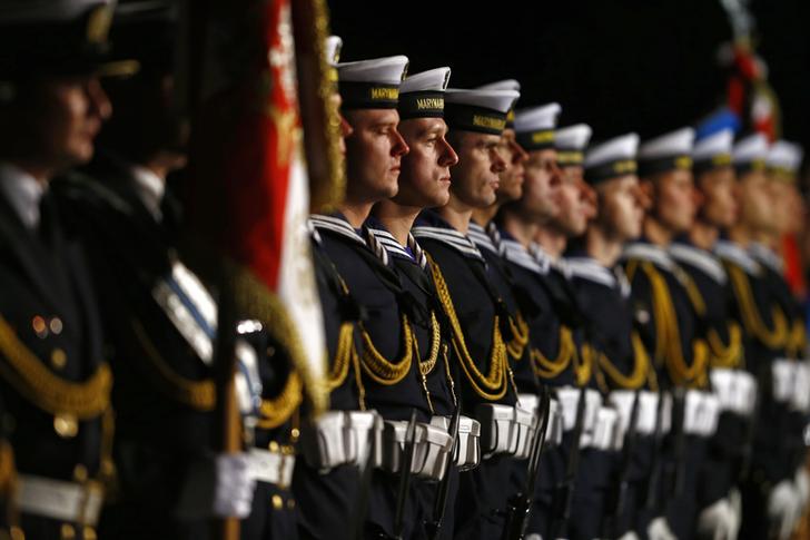 La guardia d'onore della Marina Polacca. REUTERS / Kacper Pempel