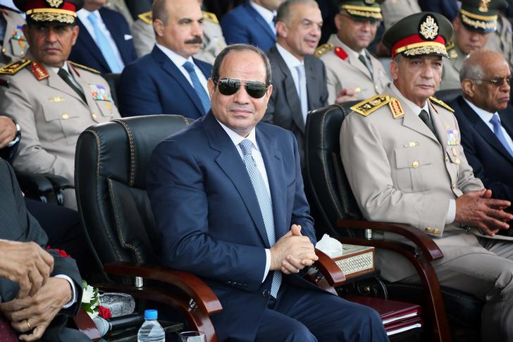 Il presidente al-Sisi e il ministro della Difesa Zaki partecipano alla cerimonia di giuramento dei nuovi ufficiali dell'esercito al Cairo, in Egitto, il 22 luglio 2018. Dispensa tramite REUTERS