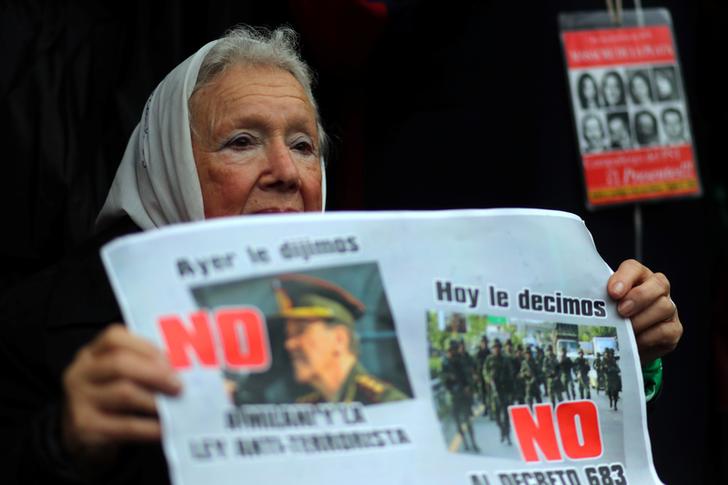 Nora Cortinaz, leader del gruppo per i diritti umani Madres de Plaza de Mayo, partecipa a una protesta contro il possibile impiego da parte del governo argentino di forze militari per la sicurezza interna. REUTERS/Marcos Brindicc