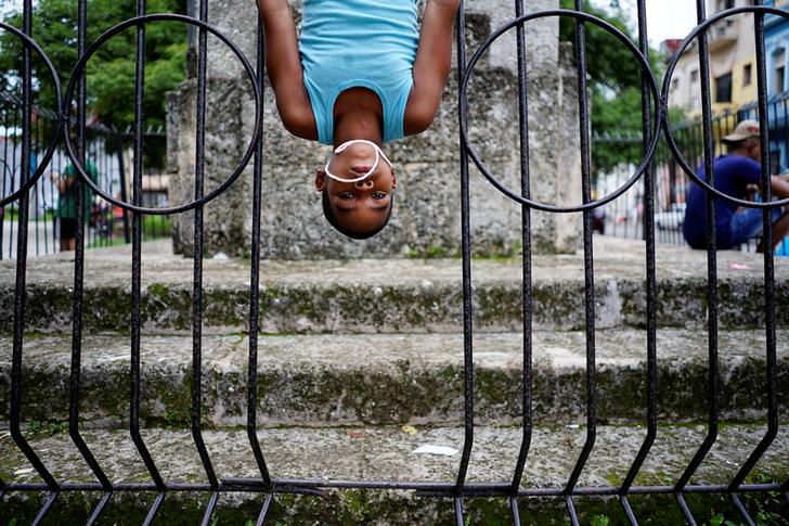 Un bambino che gioca all'Havana. REUTERS/Alexandre Meneghini