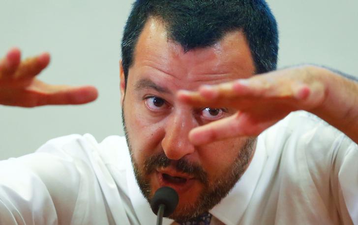 Il ministro degli interni italiano Matteo Salvini gesticola mentre parla durante una conferenza stampa al Viminale di Roma, Italia, 25 giugno 2018. REUTERS / Tony Gentile