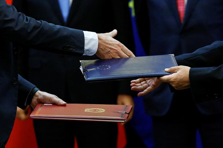 La Cina e l'Unione europea si scambano documenti all'Ue-China Summit. REUTERS/Thomas Peter
